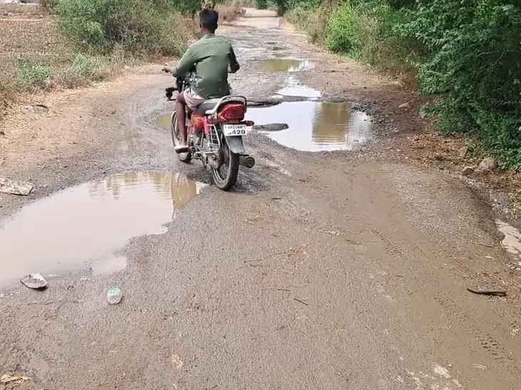 గుంతల రోడ్డుతో ప్రయాణికుల తీవ్ర ఇబ్బందులు