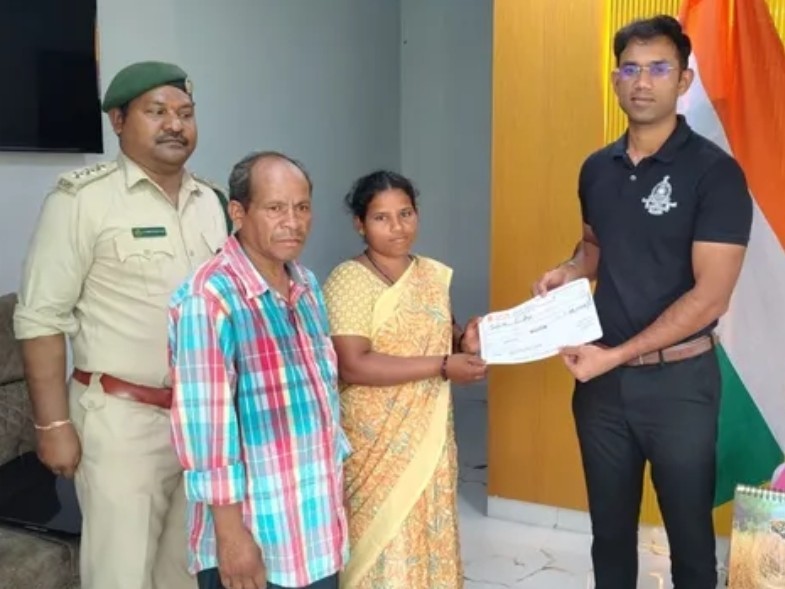 పులి దాడి బాధితులకు పరిహారం పంపిణీ
