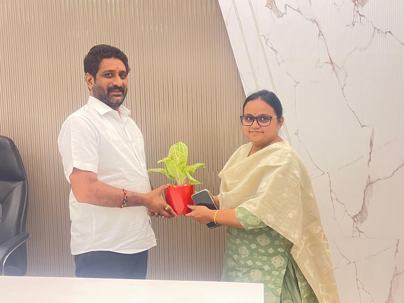 ఉంగుటూరు ఎమ్మెల్యేను కలిసిన ఆర్డివో