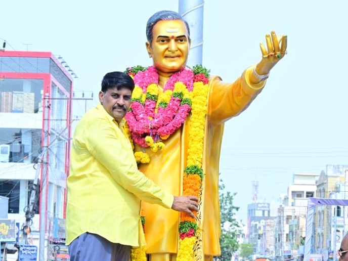 ఎన్టీఆర్ విగ్రహ పునరావిష్కరణ: పాల్గొన్న ఎమ్మెల్యే