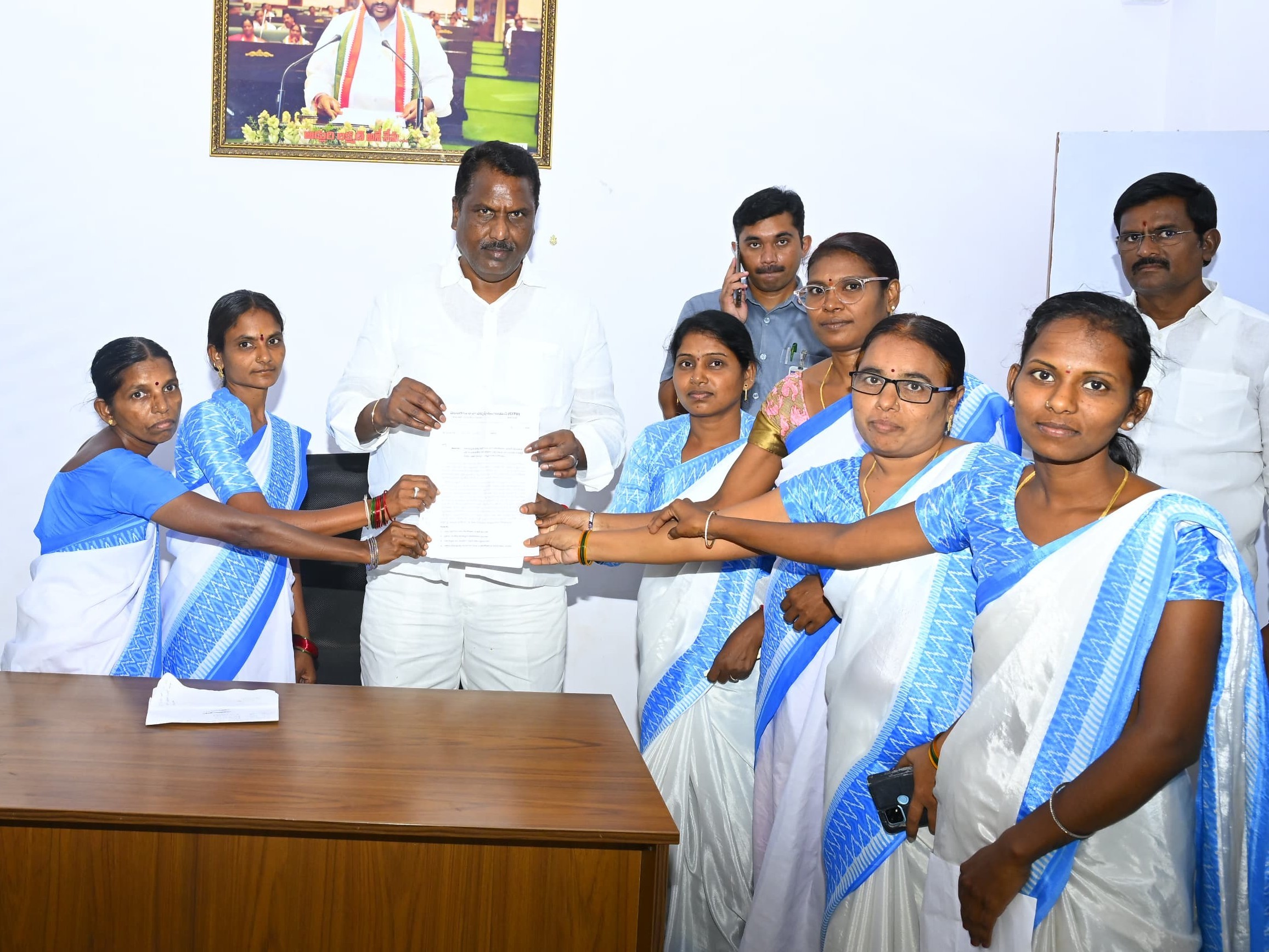 ఆశ వర్కర్ల సమస్యలను పరిష్కరిస్తాం: మంత్రి