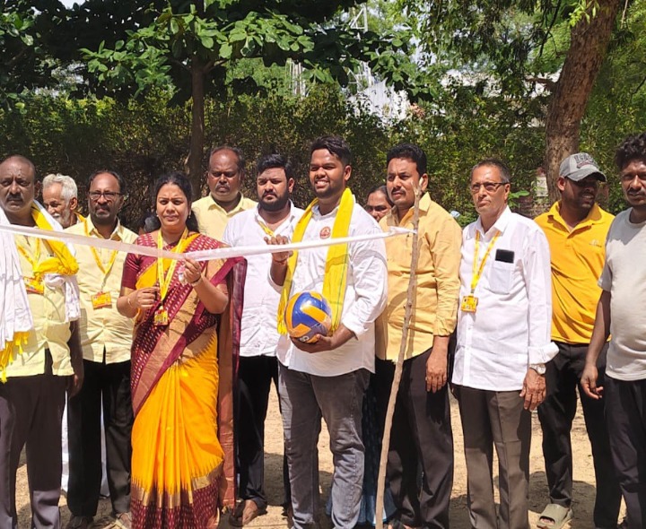 వాలీబాల్ పోటీలను ప్రారంభించిన ఎమ్మెల్యే