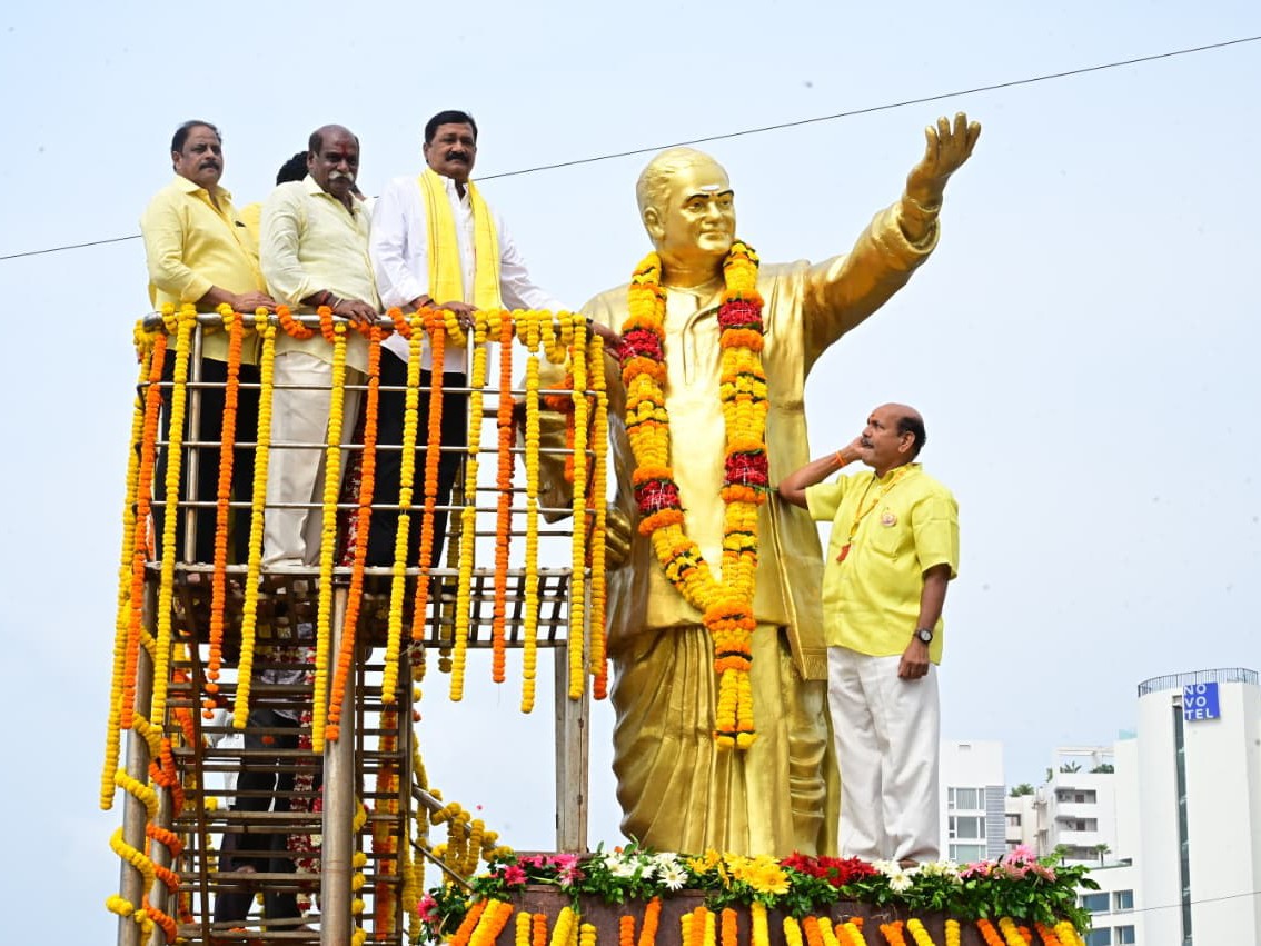 ఎన్టీఆర్ విగ్రహానికి ఘంటా నివాళి