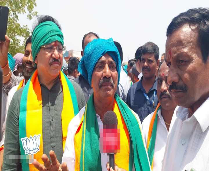 పంటలు తడిసి వాసన వస్తుంది: ఈటల