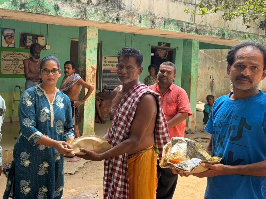 ఆకలి దినోత్సవం సందర్భంగా ఆహార పొట్లాలు పంపిణీ