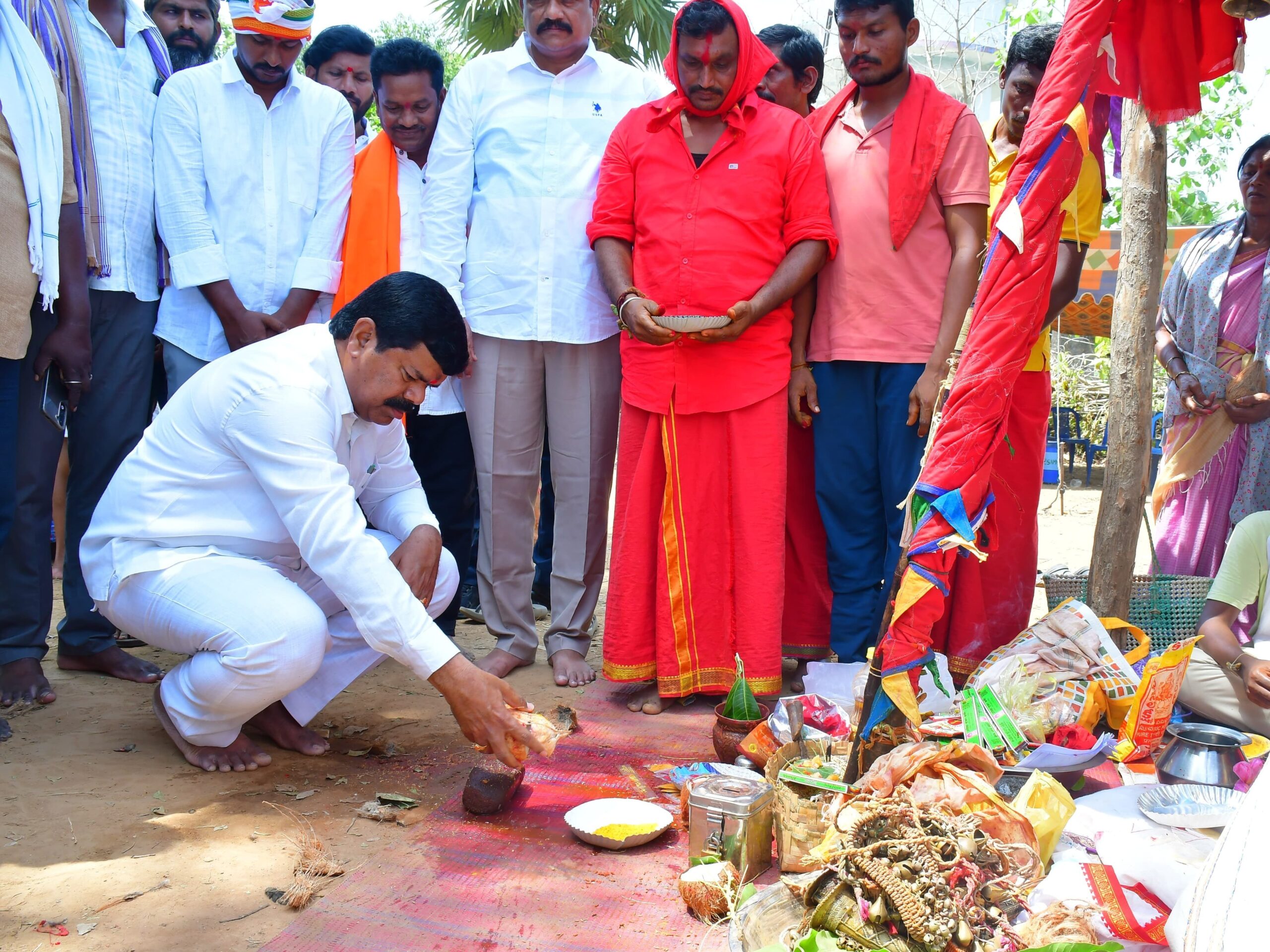 గ్రామస్తులతో కలిసి ప్రత్యేక పూజల్లో ఎమ్మెల్యే