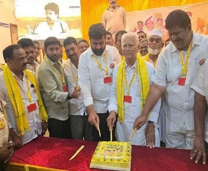 ప్రొద్దుటూరులో కేక్ కట్ చేసిన ఎమ్మెల్యే వరద.!