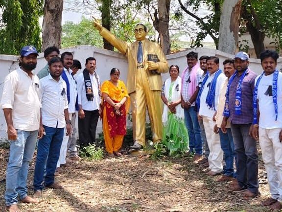 నల్ల బ్యాడ్జీలతో దళిత సంఘాల ఆందోళన