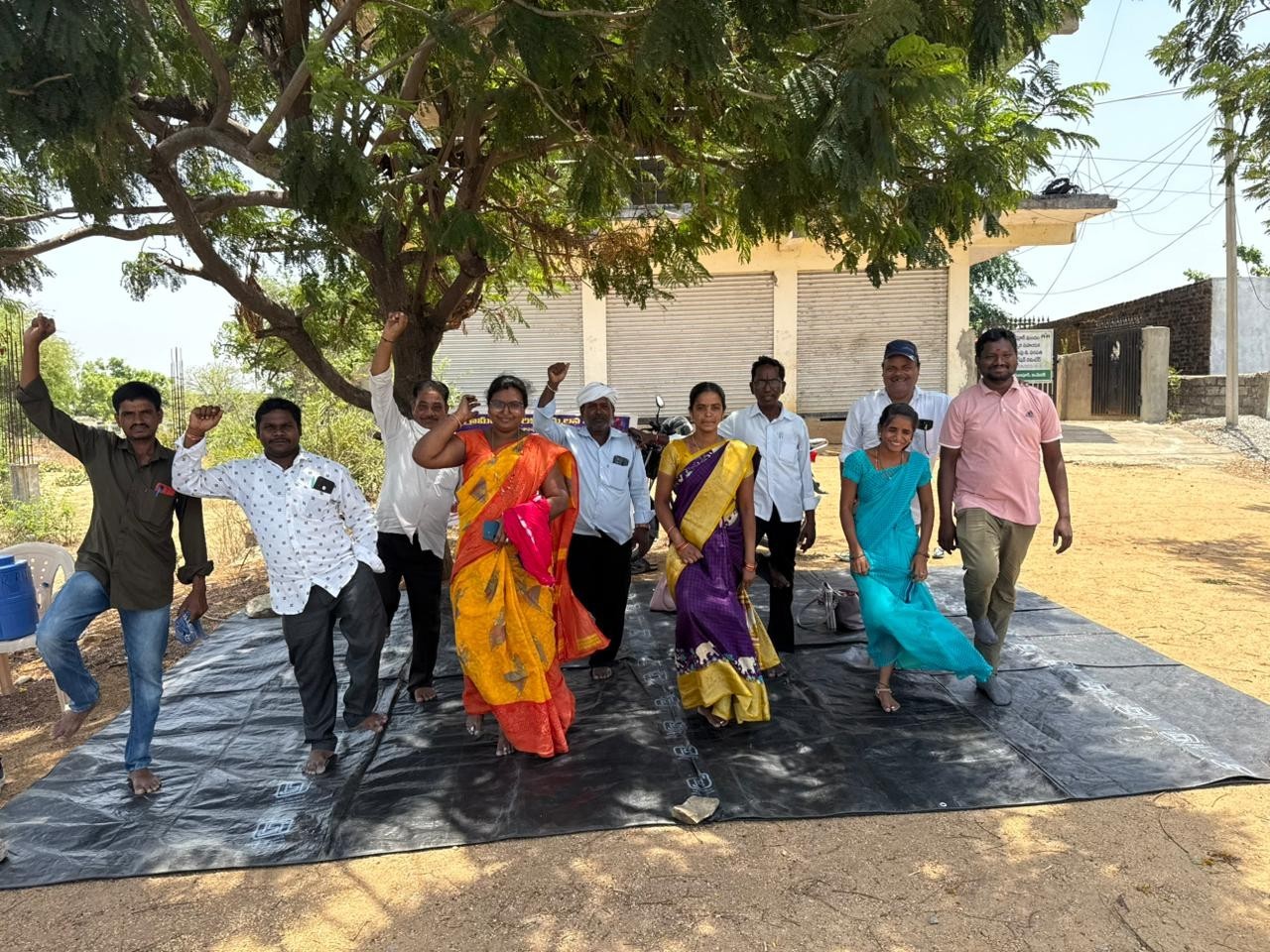 ఒంటి కాలుపై వీవోఏల నిరసన