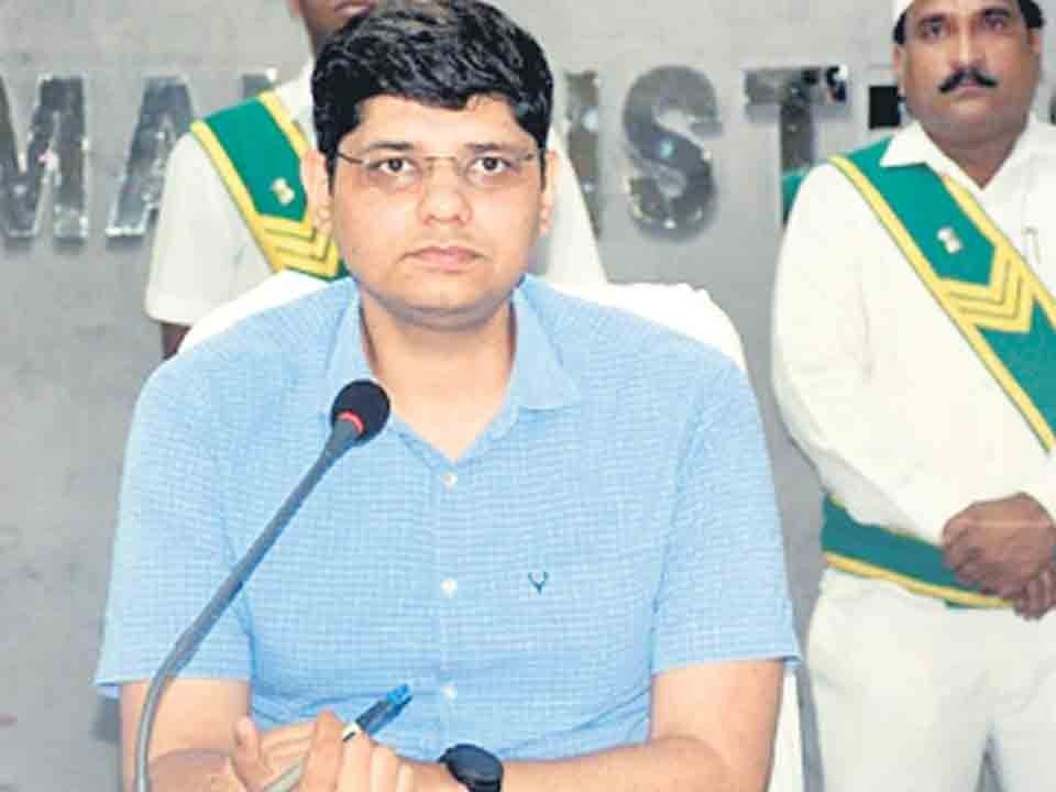తడిసిన ధాన్యం రైస్ మిల్లులకు తరలింపు