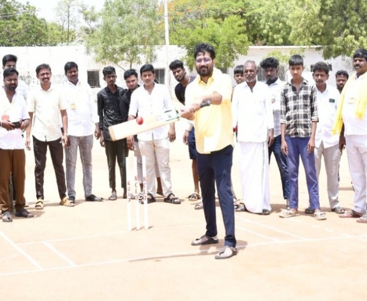 క్రికెట్ టోర్నమెంట్‌ను ప్రారంభించిన కాలవ ఫౌండేషన్ ఛైర్మన్