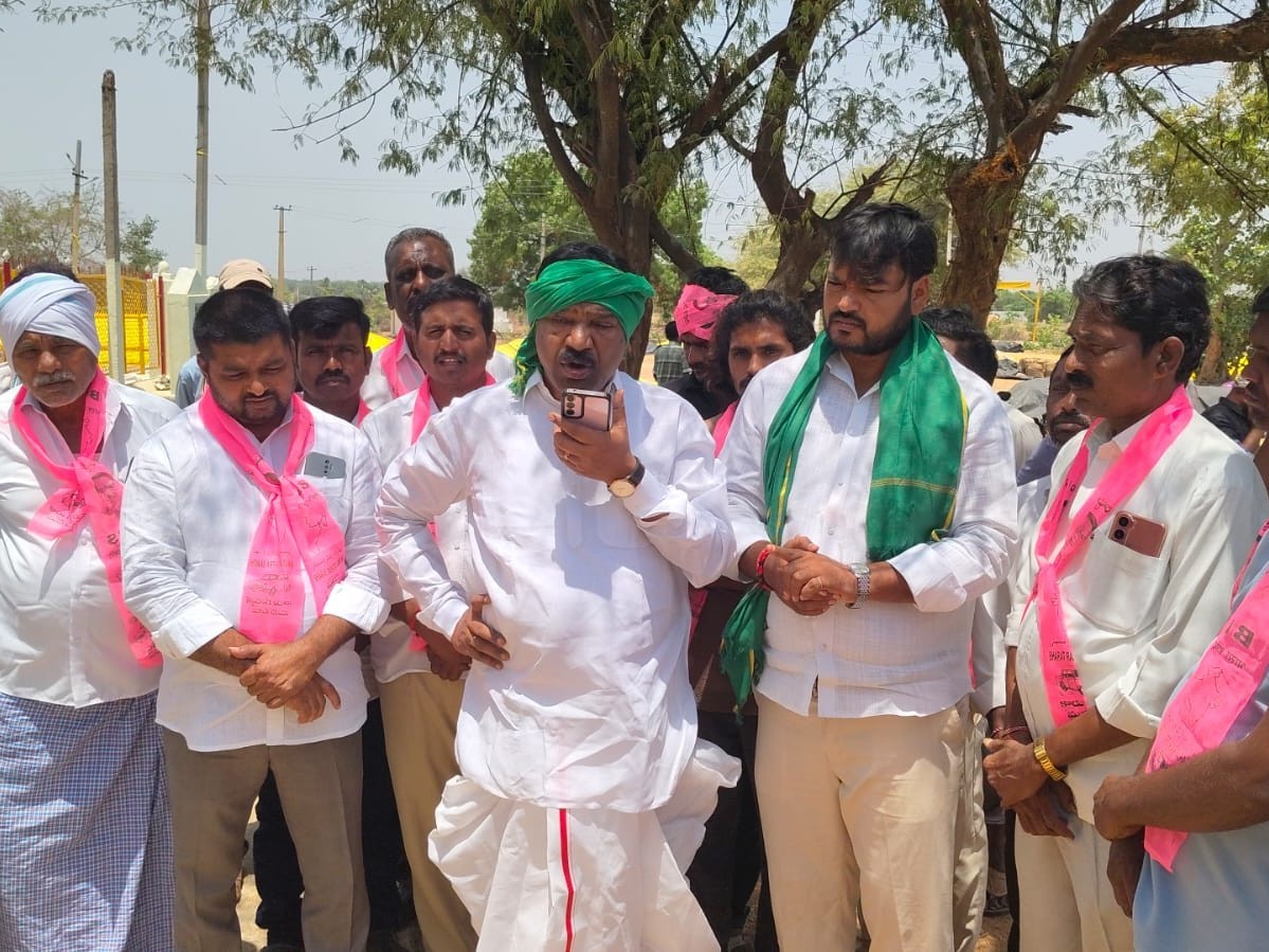ఐకేపీ సెంటర్‌ను సందర్శించిన మాజీ ఉపముఖ్యమంత్రి