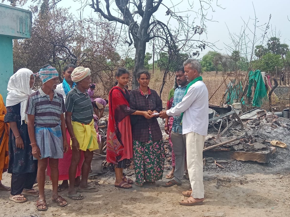 బాధిత కుటుంబానికి సీపీఎం నేతల ఆర్థిక సాయం
