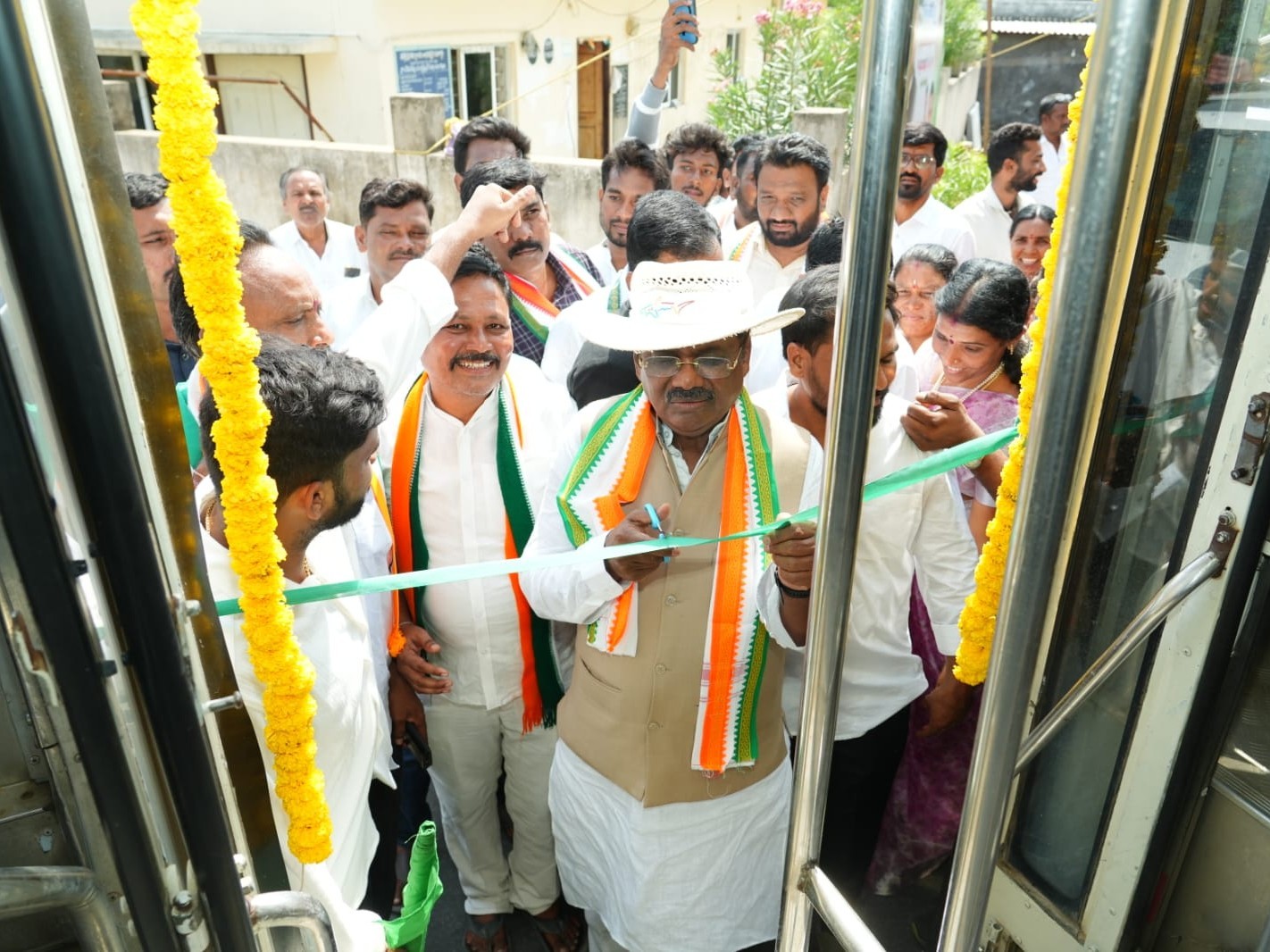 ఆర్టీసీ బస్సు సర్వీసును ప్రారంభించిన మంత్రి