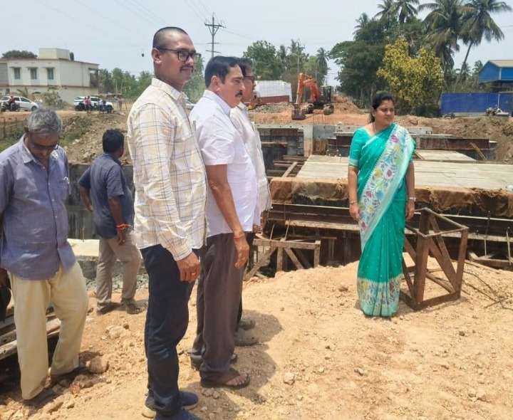 కోపల్లె వంతెన పనులను తనిఖీ చేసిన కలెక్టర్