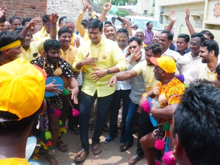దేవుపల్లిలో నృత్యం చేసిన మంత్రి