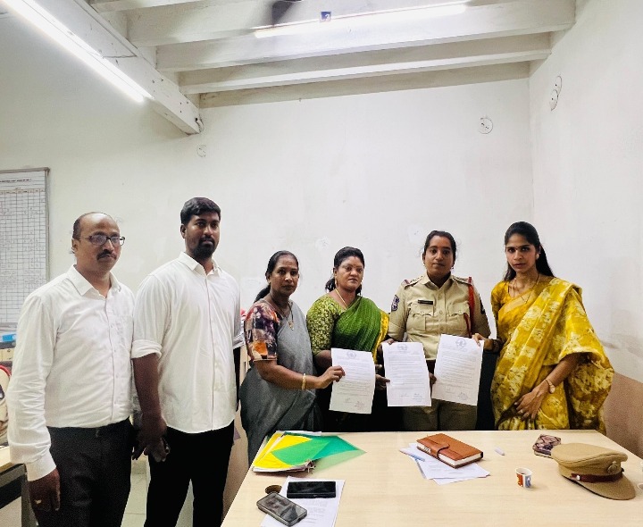 BRS నేతలకు పోలీసుల నోటీసులు
