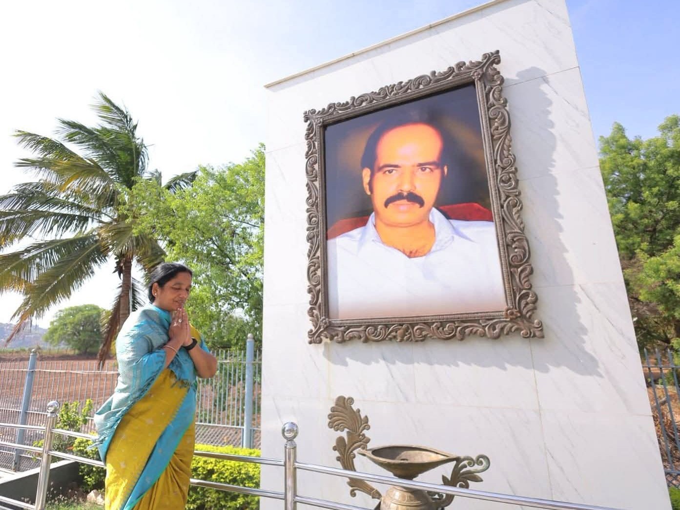 పరిటాల రవికి నివాళులర్పించిన ఎమ్మెల్యే సునీత