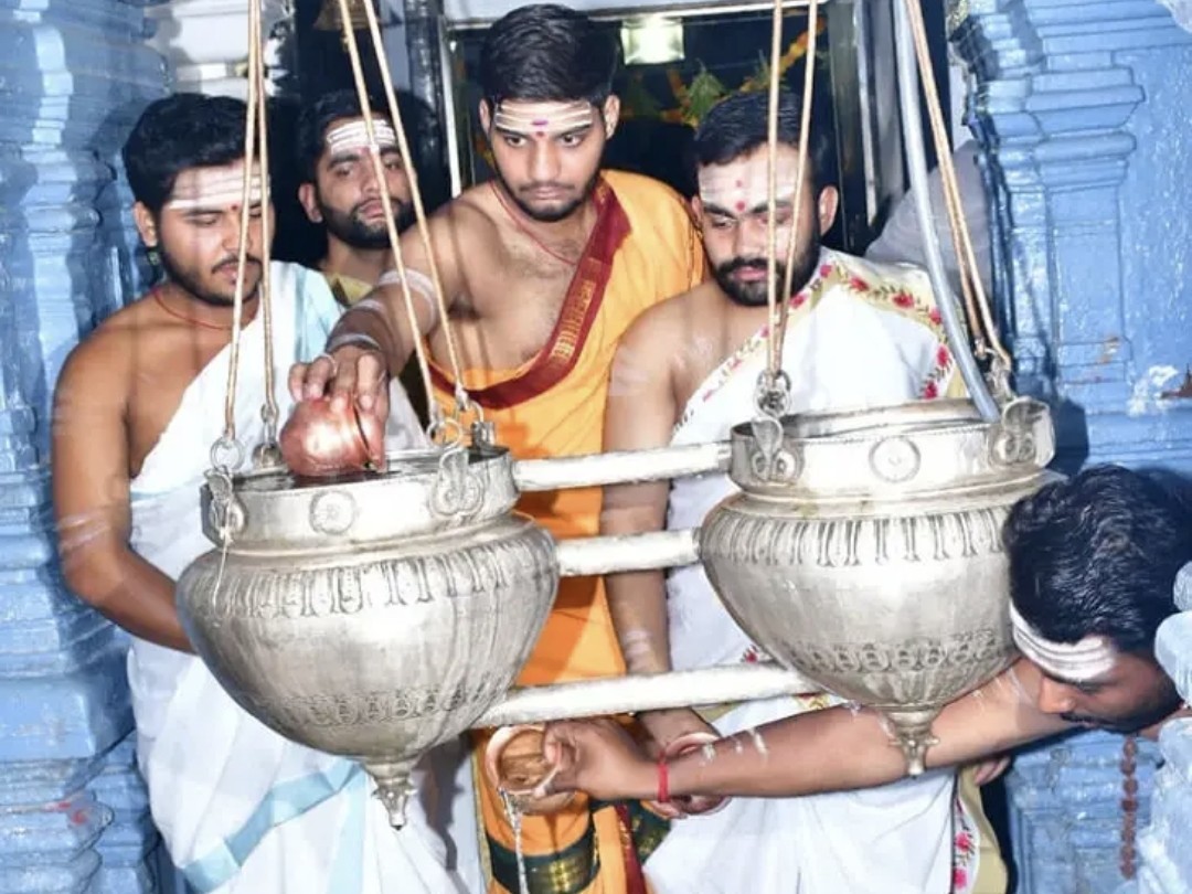ముక్తేశ్వర స్వామిని దర్శించుకున్న కాశీ పండితులు