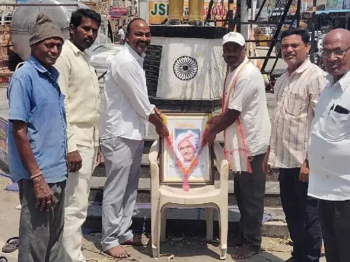 మండలంలో NTR జయంతి వేడుకలు
