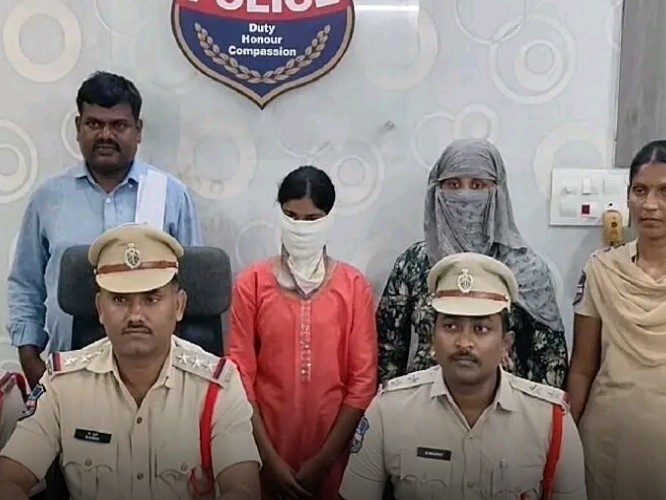 ఆర్టీసీ బస్సులో బంగారం కొట్టేసిన యువతులు