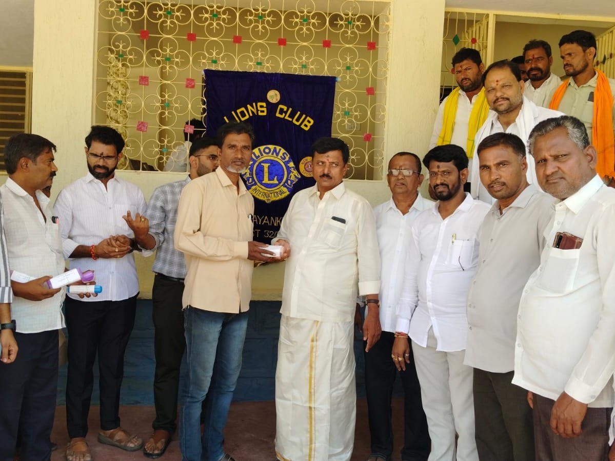 లబ్ధిదారులకు కళ్లజోళ్లు పంపిణీ చేసిన ఎమ్మెల్యే