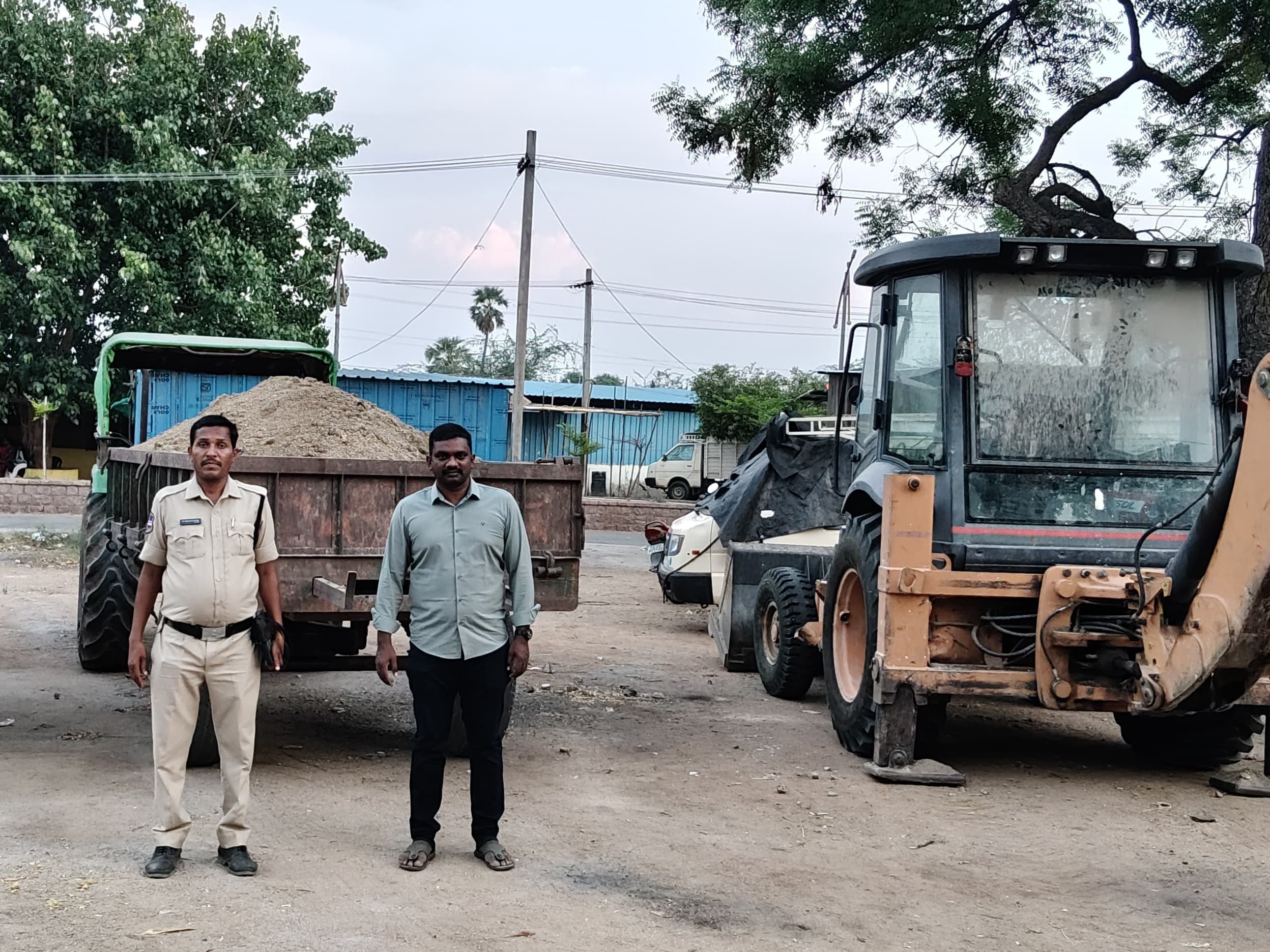 అక్రమ మట్టి తవ్వకాలు.. ట్రాక్టర్లు, జేసీబీ సీజ్