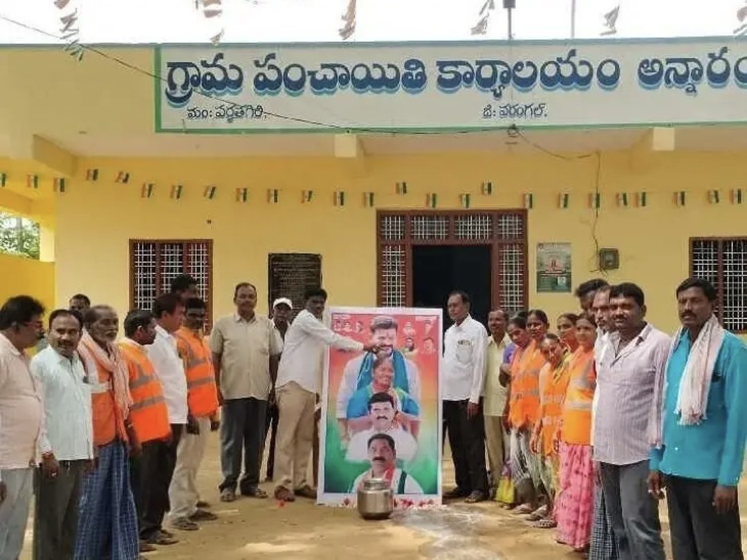 సీఎం చిత్రపటానికి పంచాయతీ కార్మికుల క్షీరాభిషేకం