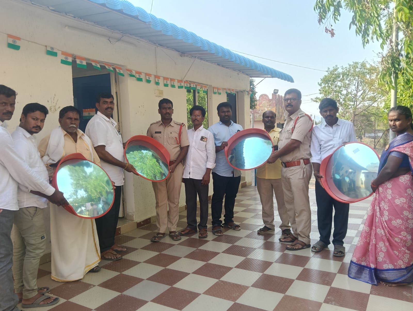 రాచర్ల క్రాస్ రోడ్ల వద్ద ప్రమాదాల నివారణకు సైడ్ మిర్రర్స్