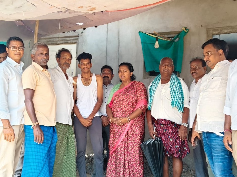 సారమ్మ కుటుంబాన్ని పరామర్శించిన బడే నాగజ్యోతి