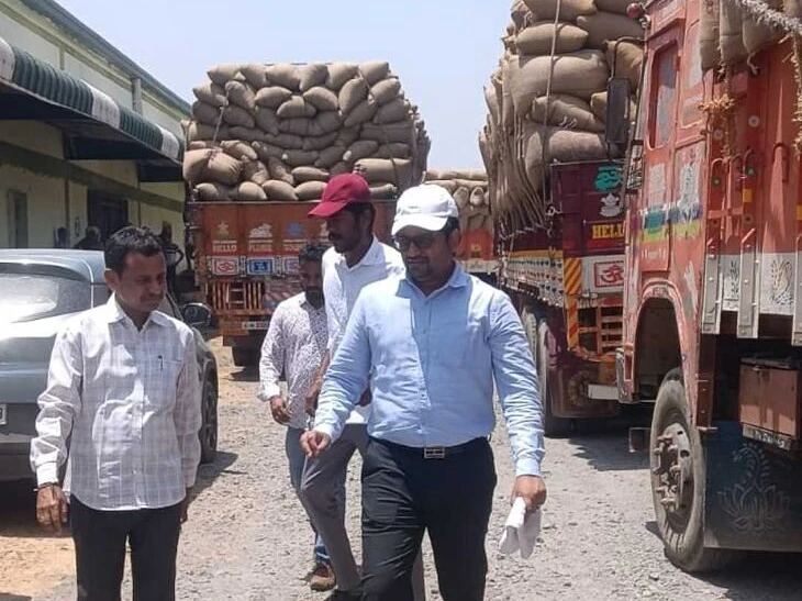 PACS గోదామును పరిశీలించిన అదనపు కలెక్టర్‌