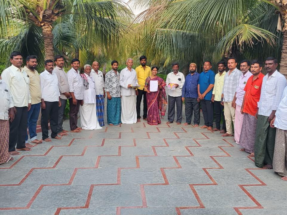 వినతి పత్రాన్ని స్వీకరించిన బీసీ ఇందిరమ్మ