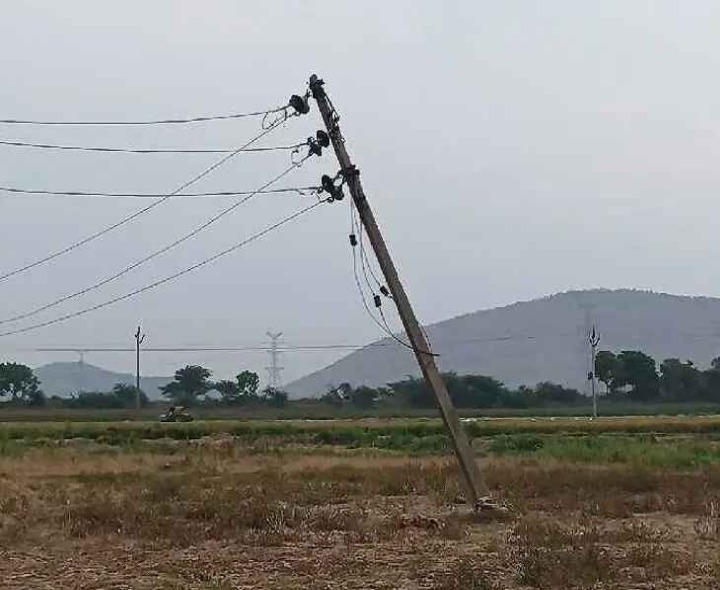 ప్రమాదకరంగా విద్యుత్ స్తంభాలు.!
