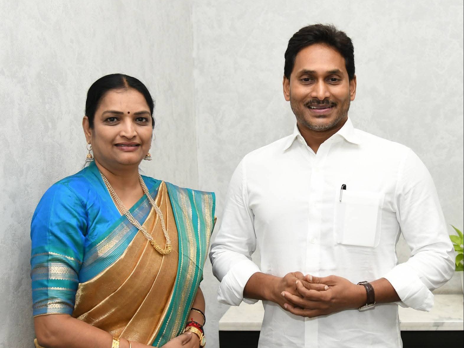 YS జగన్‌తో ఉషశ్రీ చరణ్ భేటీ