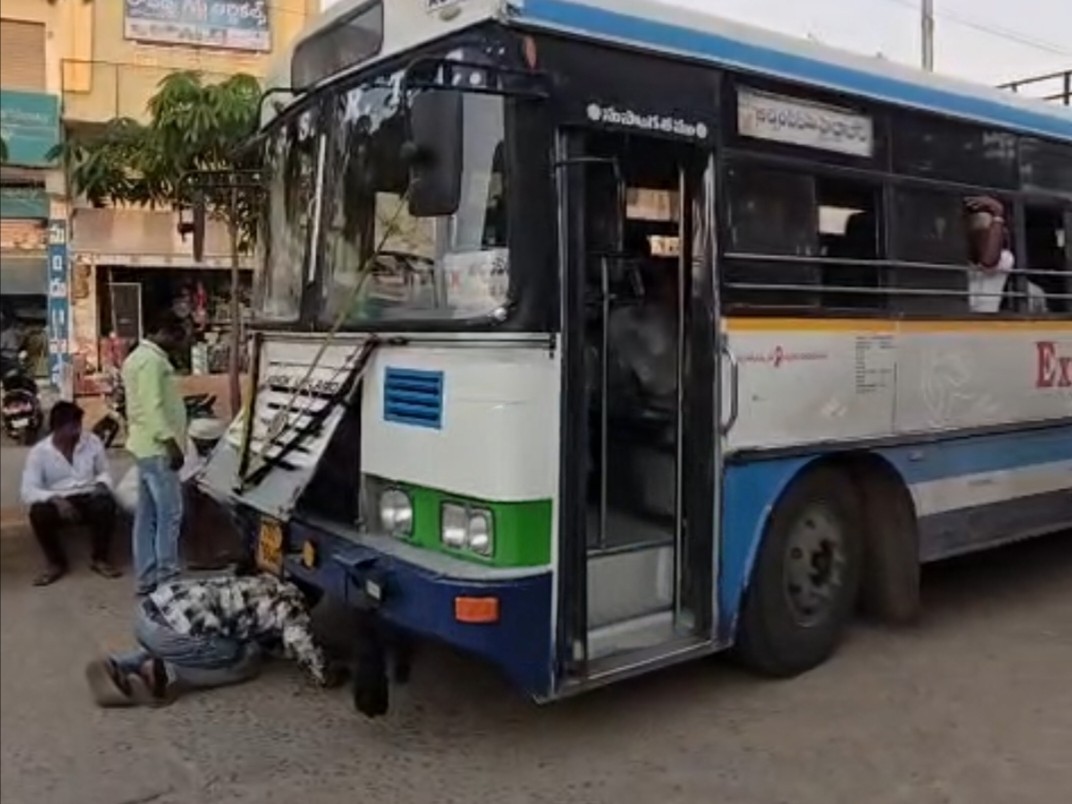 రోడ్డుపై నిలిచిపోయిన ఆర్టీసీ బస్సు