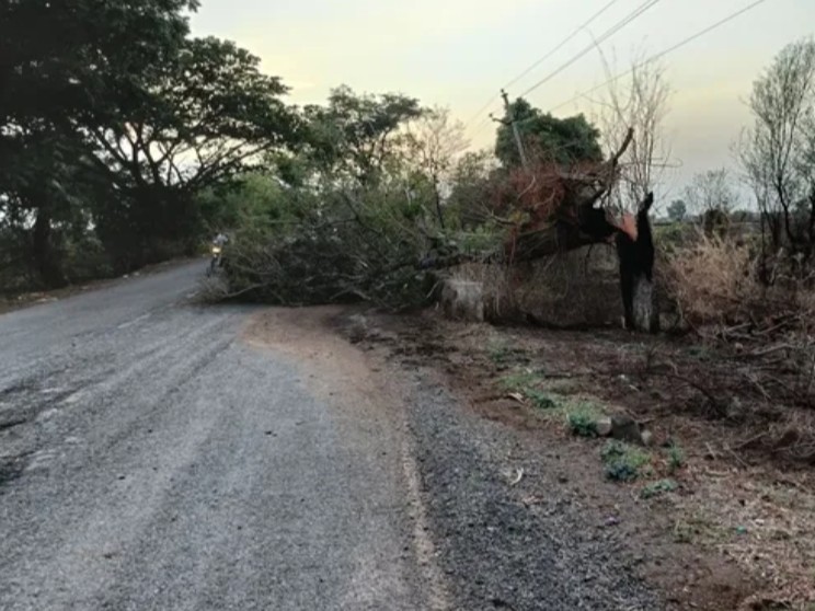 అధికారుల నిర్లక్ష్యంపై ప్రయాణికుల ఆవేదన