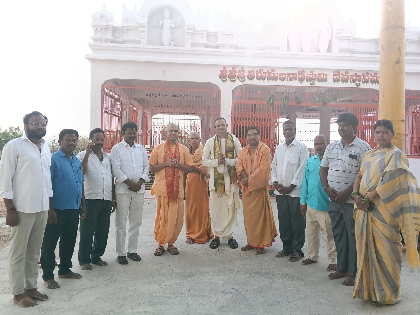 తిరుమలనాథ ఆలయాన్ని సందర్శించిన ఇస్కాన్ ప్రతినిధులు