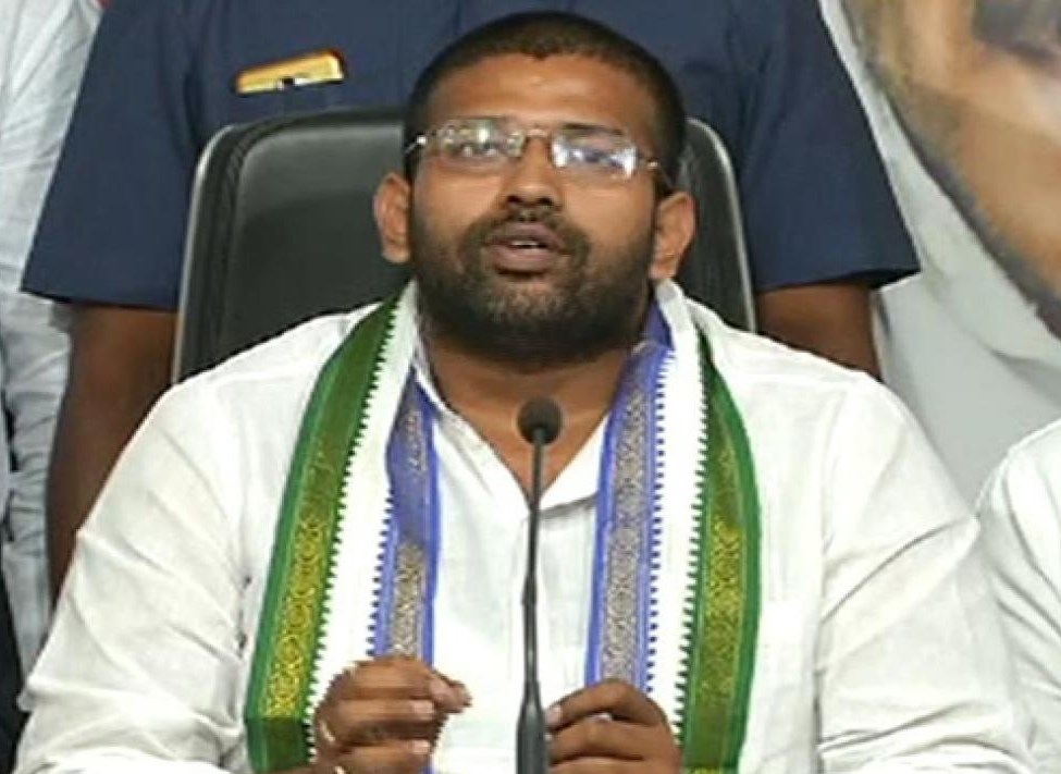 మాజీ MLA జక్కంపూడి రాజాపై కేసు నమోదు