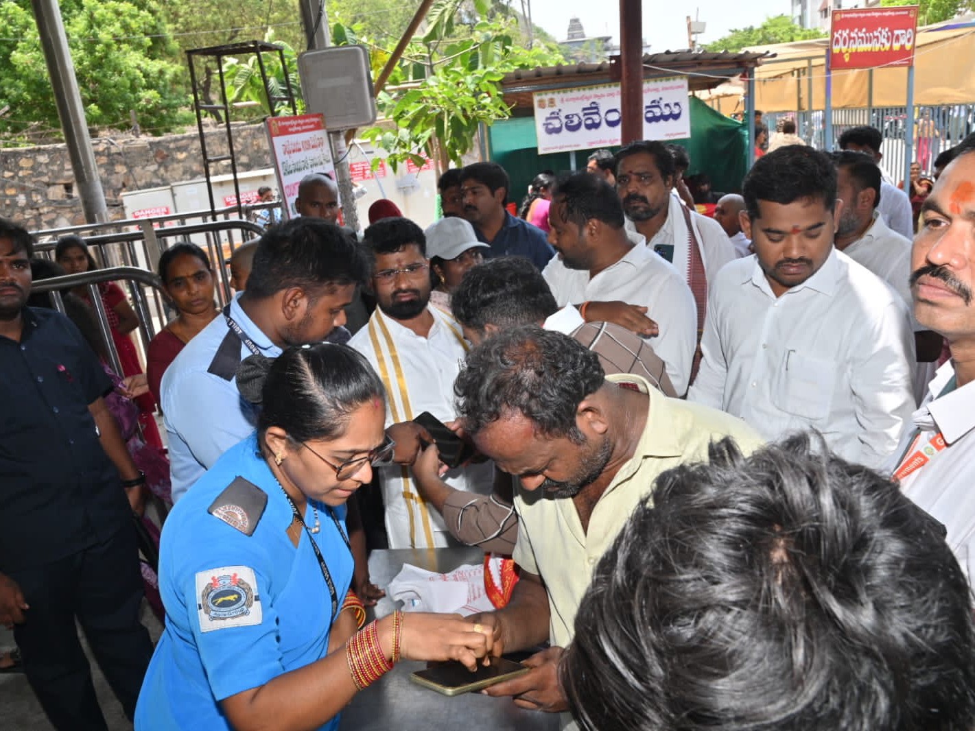 ఇంద్రకీలాద్రిపై నగదు రహిత సేవలకు ప్రాధాన్యత: ఈవో