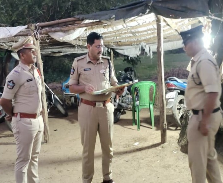 అంతర్రాష్ట్ర చెక్‌పోస్ట్‌ను తనిఖీ చేసిన ఎస్పీ