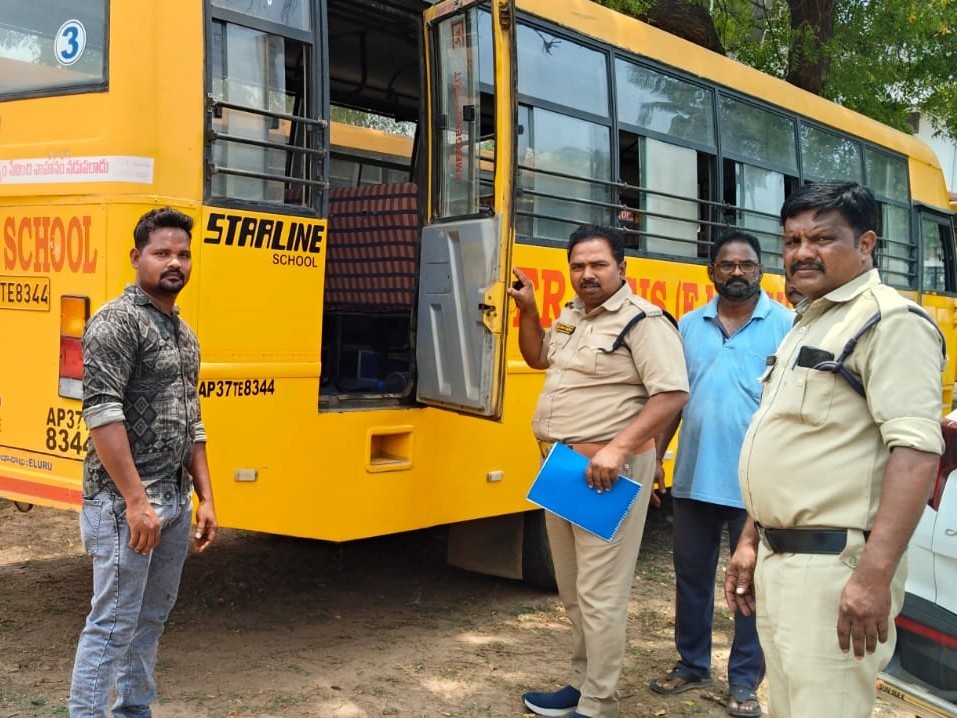 పాఠశాల బస్సులపై అధికారుల తనిఖీలు