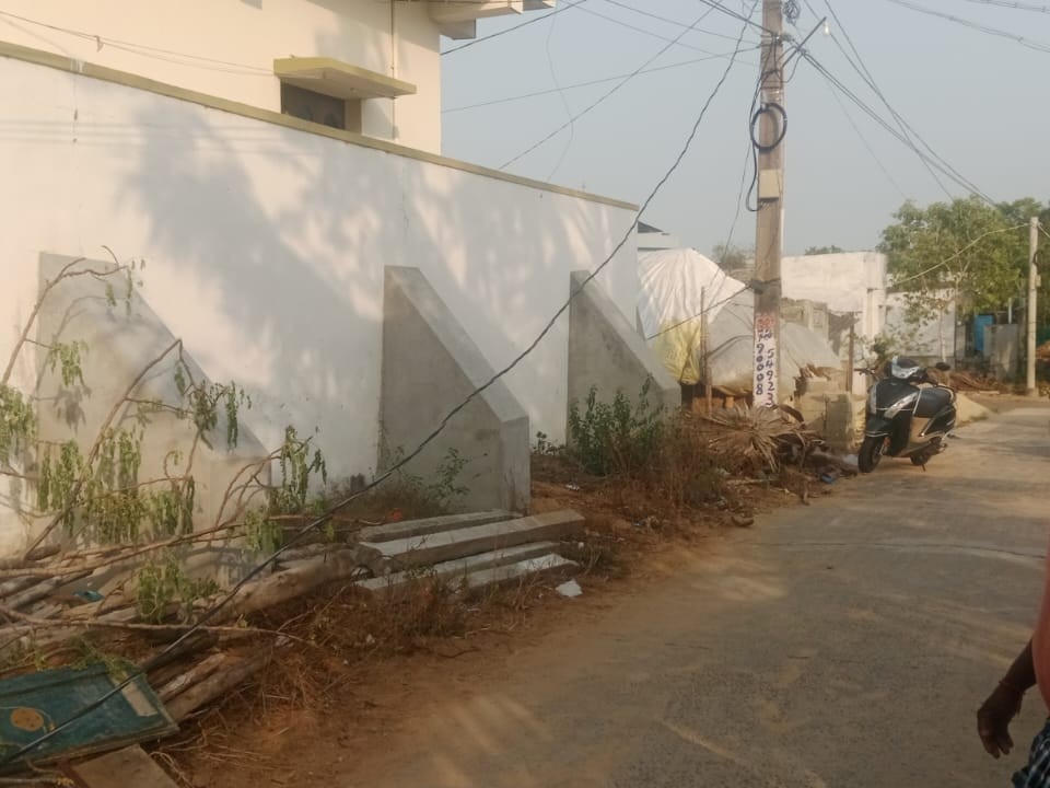 తెగిపడిన విద్యుత్ వైరు.. పట్టించుకోని అధికారులు