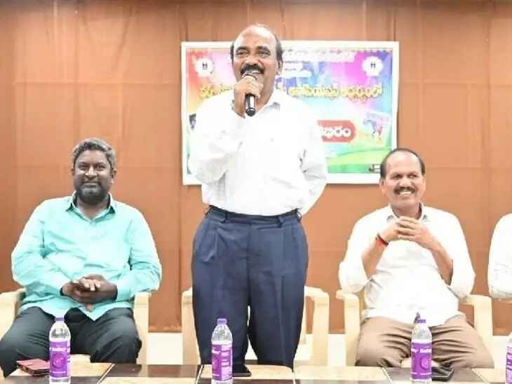 ‘విద్యార్థులు మొబైల్ ఫోన్లకు దూరంగా ఉండాలి’