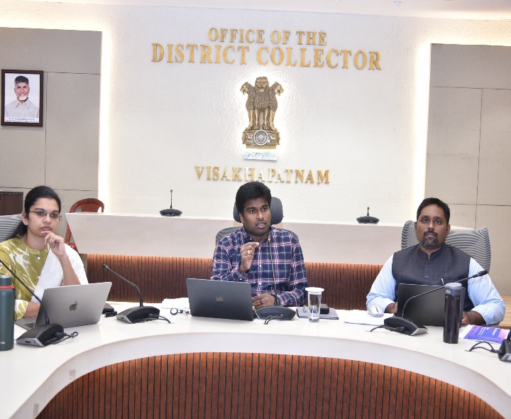 విశాఖ ఎకనామిక్ రీజియన్ ప్రాజెక్టులపై కలెక్టర్ సమీక్ష