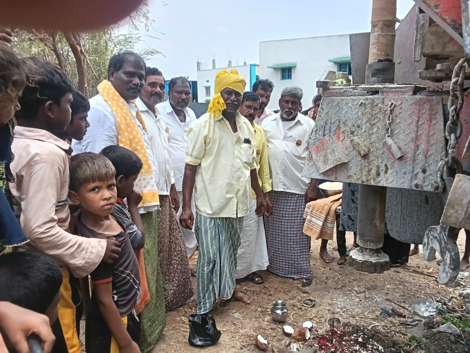 ఎస్సీ కాలనీలో తాగునీటి బోర్ వేయించిన టీడీపీ నేతలు