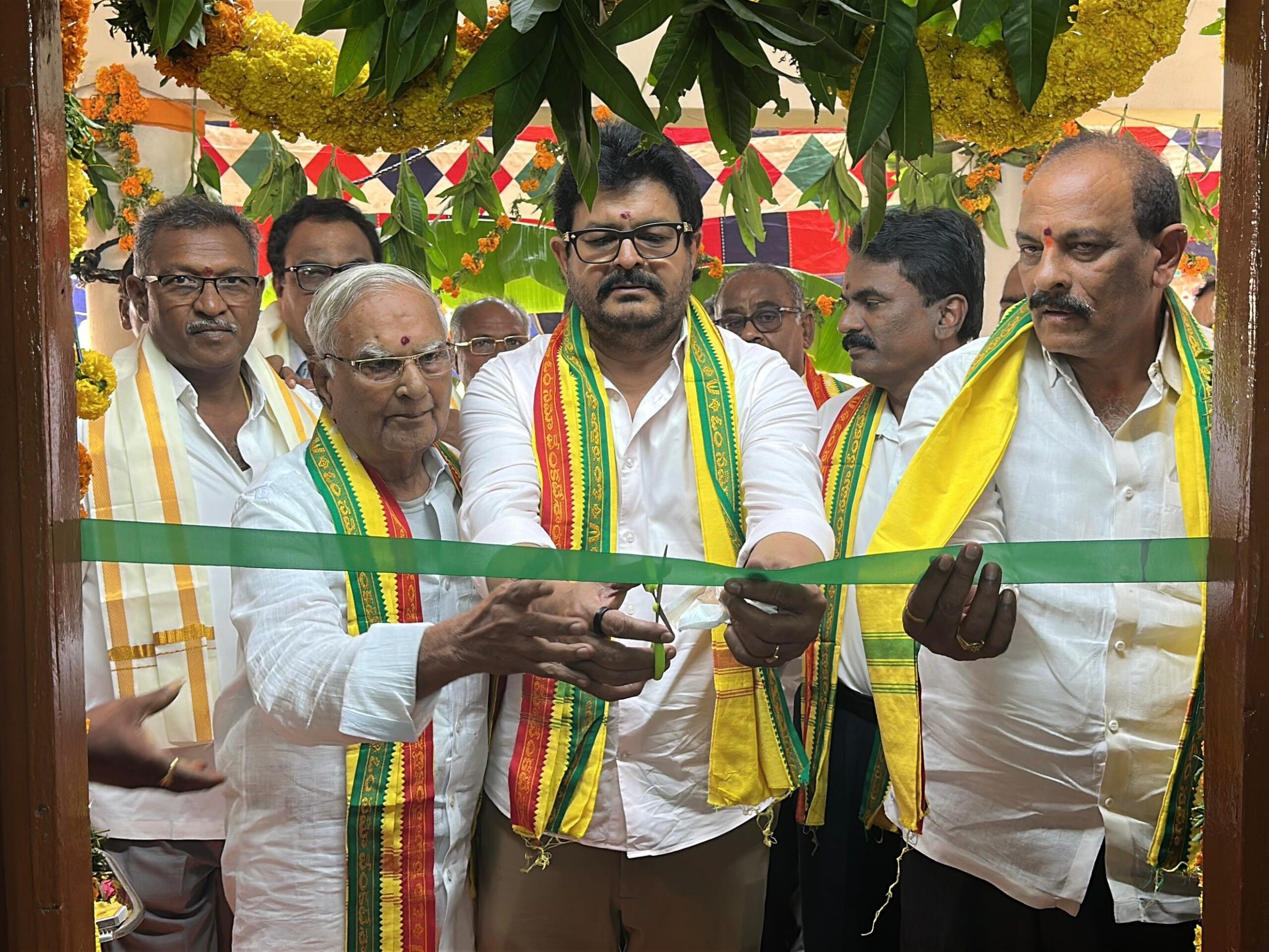 వెటర్నరీ హాస్పటల్‌ను ప్రారంభించిన ఎమ్మెల్యే