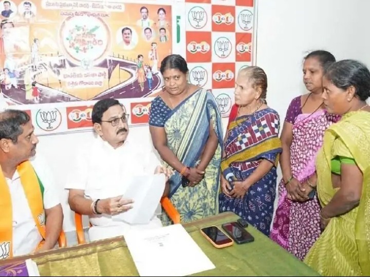 భీమవరంలో అర్జీలు స్వీకరించిన మంత్రి