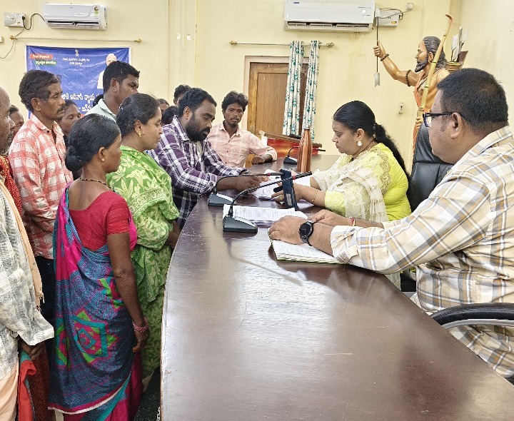గిరిజనుల పరిష్కార వేదికకు 11 అర్జీలు