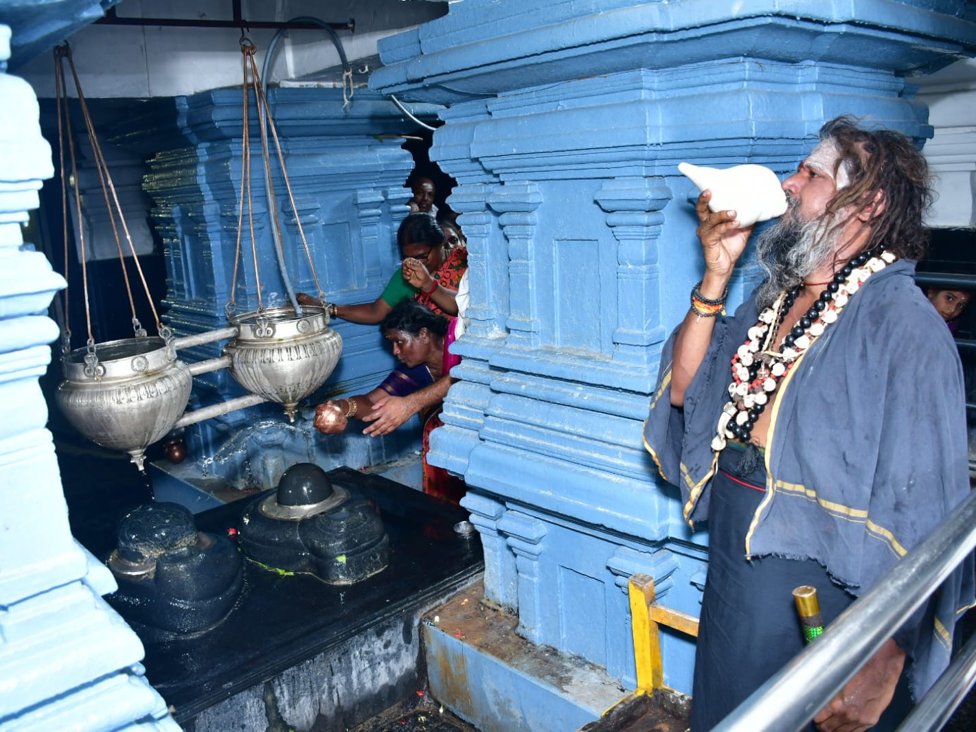 గర్భగుడిలో శంఖానాదం చేసిన.. అఘోరి