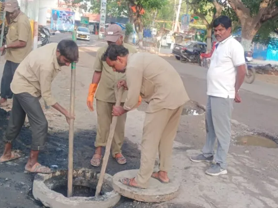 బరంపేటలో డ్రైనేజీ పూడికతీత పనులు వేగవంతం